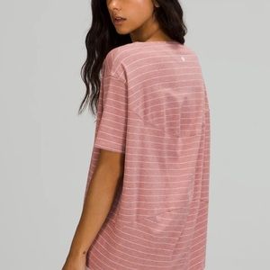 Lululemon Back In Action Short Sleeve - Pink w/ White Stripes - Size 4 ✨✨
